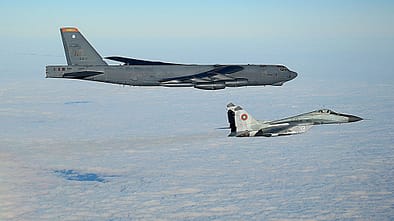 B-52H und MiG-29 gemeinsam über Bulgarien (2025).