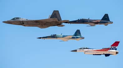 Jet-Formation USAF Heritage Flight F-16 mit F-22 und zwei Tiger