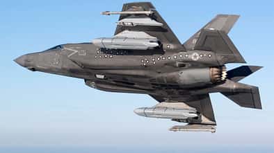 Lockheed Martin F-35B Lightning II mit zwei AGM-158C bei einem Testflug