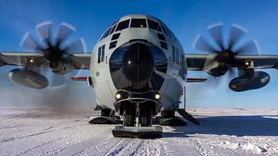 LC-130 Hercules mit laufenden Motoren von vorne