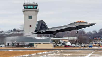 Startende F-22 Raptor vor Kontrollturm