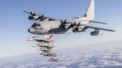 C-130 und Kampfjets des US Marine Corps in Formation