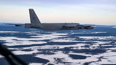 B-52 Stratofortress im Flug über Schneelandschaft