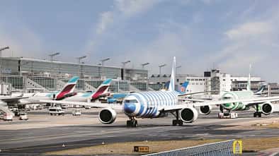 Zwei hintereinander gereihte Airbus A320 von Condor am Flughafen Frankfurt