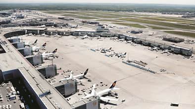 Luftaufnahme des Vorfelds von Terminal 1 am Frankfurter Flughafen