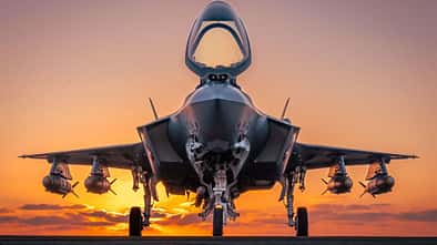 F-35I Adir Israel mit vier JDAM-Bomben von vorn im Sonnenuntergang