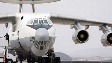 Kim Jong-un vor Iljuschin Il-76 Frühwarnflugzeug Nordkorea