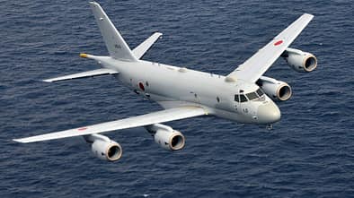 Kawasaki P-1 im Flug über dem Meer