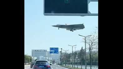 Stealth-Jet China J-36 überfliegt Straße aus Auto gefilmt