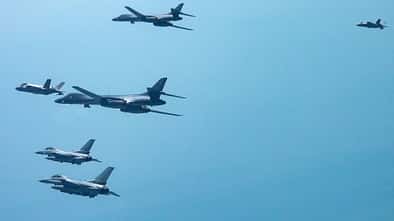 B-1B Lancer in Formation mit südkoreanischen Jets