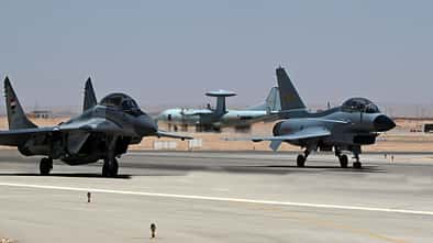MiG-29 und J-10 auf der Startbahn mit Frühwarnflugzeug im Hintergrund