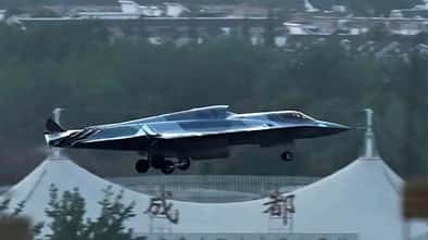 J-36 Geheim-Jäger Chinas im Landeanflug vor Veranstaltungszelt