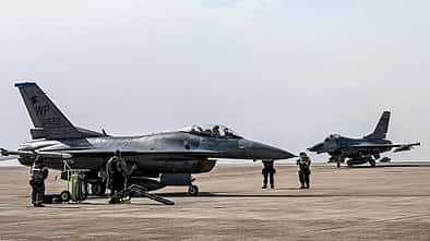 Zwei F-16 USAF in Südkorea mit Bodencrews