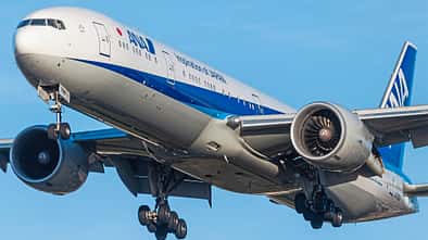 Boeing 777-300ER von ANA im Anflug