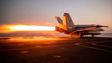 Abend-Start einer Super Hornet mit Nachbrenner vom Flugzeugträger
