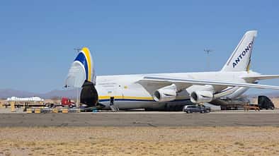 Antonow An-124 wird mit zwei F-16 in der Wüste beladen