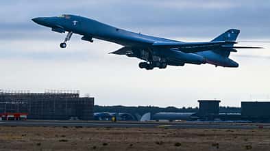 B-1B beim Start mit Flugplatz im Hintergrund