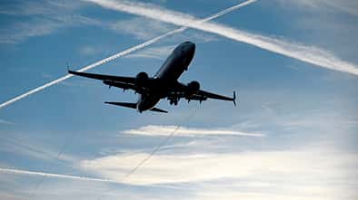 Landung einer Boeing 737-8 mit Kondensstreifen am Himmel