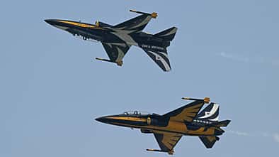 T-50 Black Eagles im Spiegelflug