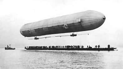 Erster kurzer Aufstieg des Zeppelin LZ1