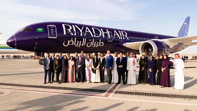 Boeing 787-9 von Riyadh Air in dunkler Lackierung bei der Begrüßung in Dubai