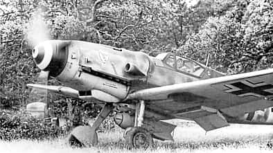 Eine Bf 109 G-6 des JG 3 mit neuer Kabinenhaube und 250-kg-Bombe am ETC 500