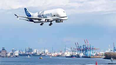Airbus Beluga XL im Landeanflug auf Hamburg