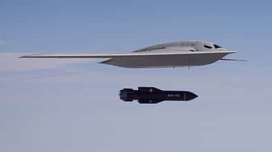 B-21 im Flug mit GBU-57 (Montage)