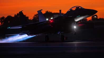 F-15E Eagle der US Air Force beim Nachtstart.