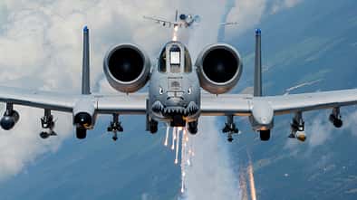 A-10 im Flug von vorne mit Flares
