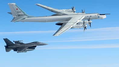 F-16, F-35, NORAD, Alaska, Tu-95, Su-35 F-16 der USAF fliegt neben Tu-95 Bear