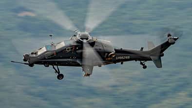 Chinesischer Kampfhubschrauber Harbin Z-10 in Aktion.