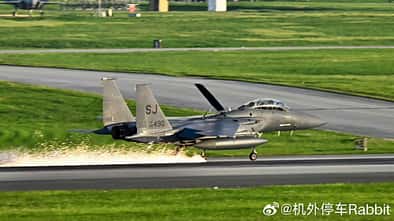 F-15E zieht Funkenspur bei der Landung
