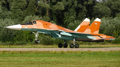 Russischer "Frontbomber" Suchoi Su-34 in rot-braunem Tarnkleid.