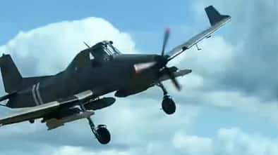 Let Z-137T mit Flugkörpern bewaffnet im Überflug
