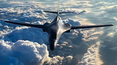 B-1B Lancer im Flug von vorne