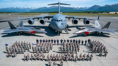 Gruppenbild vor C-17 und F-22 in Elmendorf