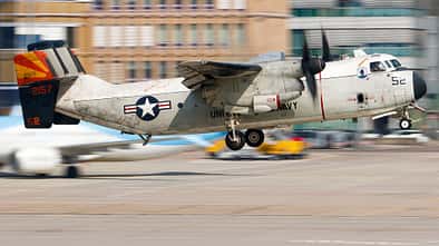 Grumman C-2 Greyhound in der Luft vor Airliner