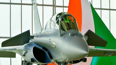 Rafale-Kampfjet in Halle vor indischer Flagge