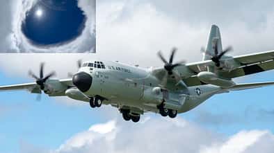WC-130J Hercules der Hurricane Hunter und Auge des Hurricanes Erin (Montage)