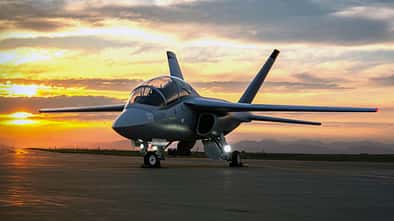 Freedom Trainer Modell in Originalgröße im Sonnenuntergang