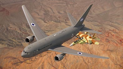 Boeing KC-46 im Flug mit F-15 Eagle bei der Betankung über Wüste (Computergrafik)