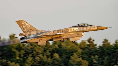 F-16 aus Polen startet im Abendlicht