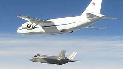 Antonow An-124 der russischen Luftwaffe über der Ostsee, abgefangen von italienischer F-35