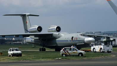 Beriew A-40 wird geschleppt