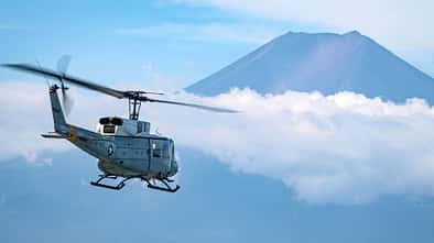 Bell UH-1N fliegt auf Fuji-Berg zu
