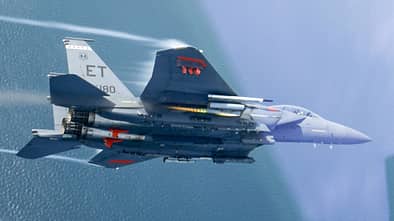 F-15E Eagle manövriert und feuert AGR-20 ab