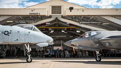 A-10 Thunderbolt II und F-35 Lightning II stehen Nase an Nase