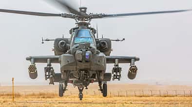 Ein AH-64D Apache Longbow Kampfhubschrauber des 1st Attack Battalion, 10th Combat Aviation Brigade startet am 15. Juli 2024 vom Stützpunkt Erbil im Irak