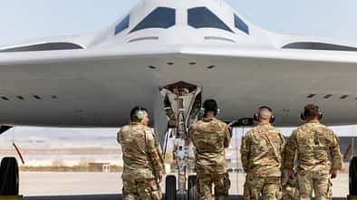 Northrop Grumman, B-21, Raider Northrop Grumman B-21 Raider von vorne mit Technikern